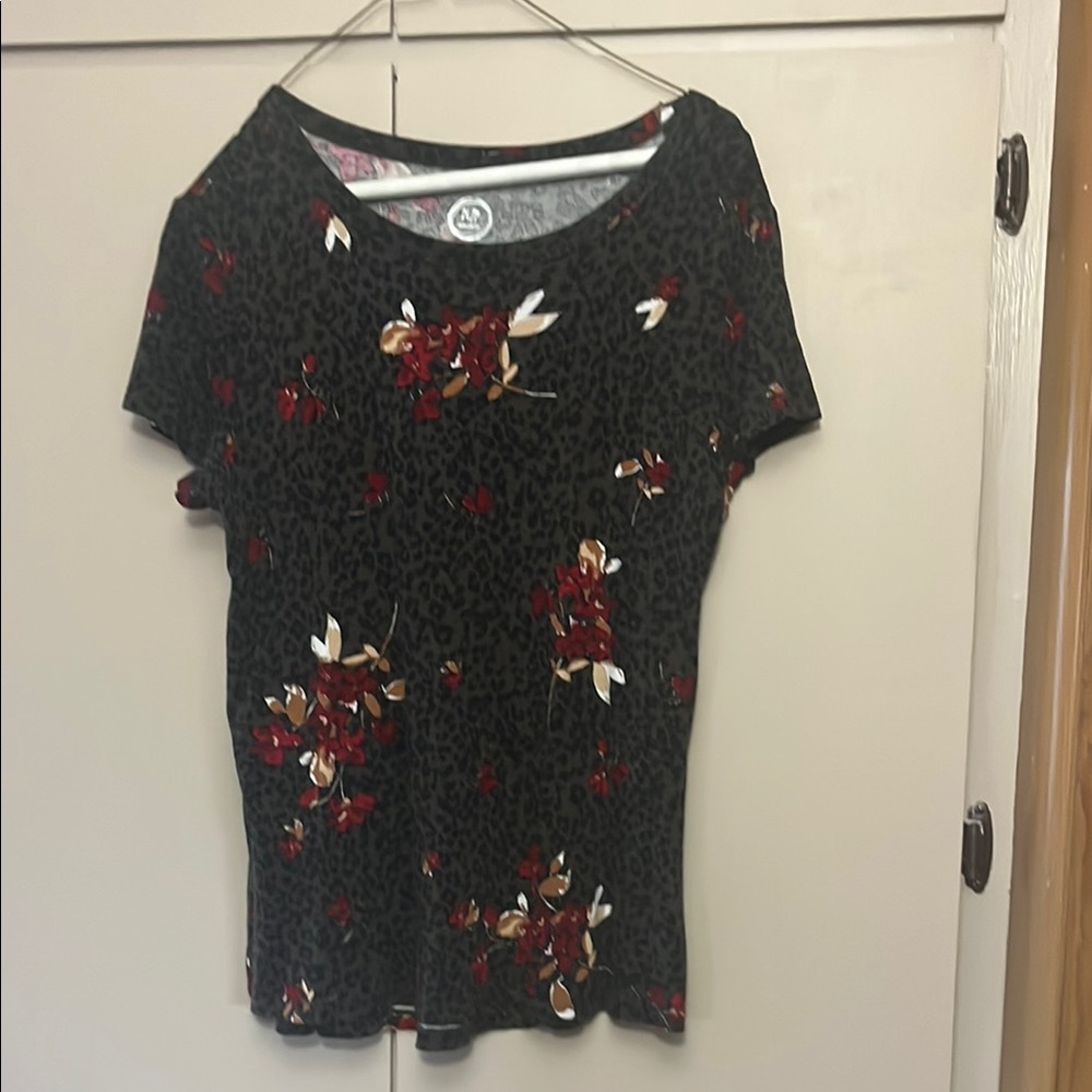 Black Fitted Short Sleeve T-shirt with Floral Design